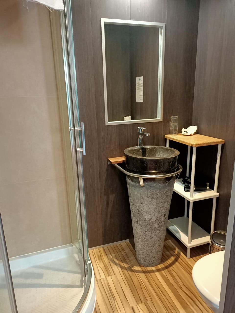 Double Room | Bathroom | Shower, free toiletries, hair dryer, towels