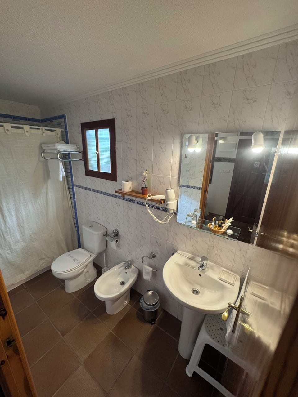 Double Room | Bathroom | Shower, free toiletries, hair dryer, bidet
