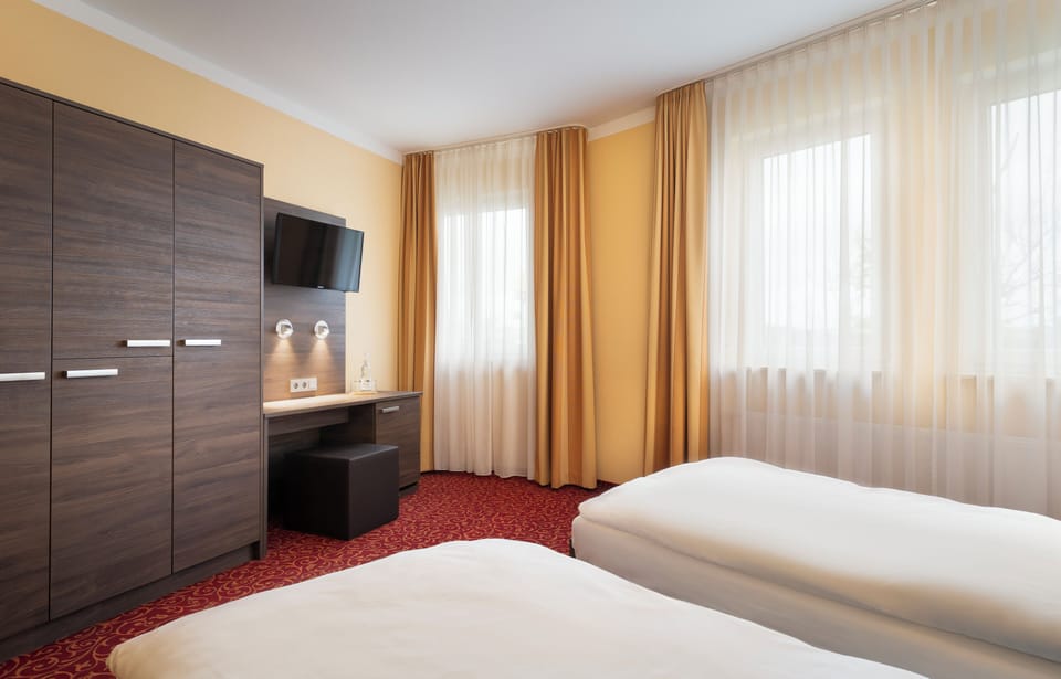 Twin Room, 2 Twin Beds | In-room safe, desk, soundproofing, WiFi (free)