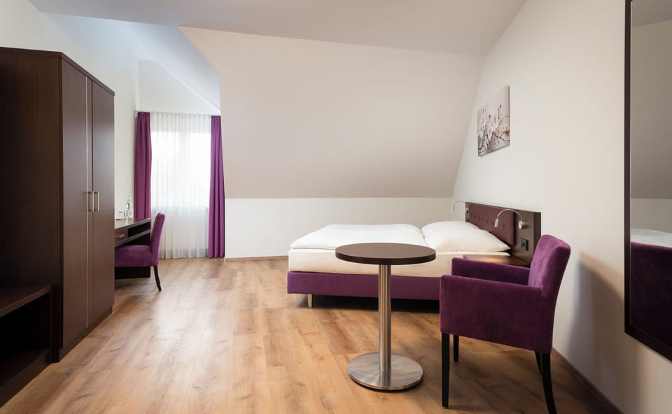 Double Room, 1 Double Bed | In-room safe, desk, soundproofing, WiFi (free)
