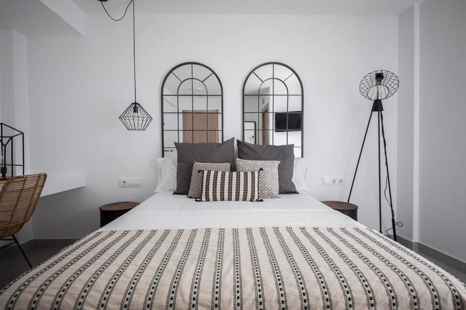 Deluxe Double Room, 1 Queen Bed | Premium bedding, down comforters, Select Comfort beds, minibar