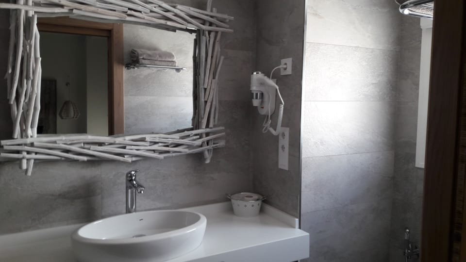 Deluxe Double or Twin Room | Bathroom sink