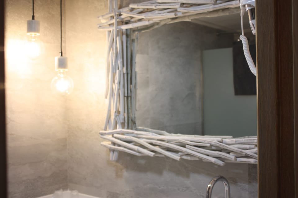 Deluxe Double Room, 1 Queen Bed | Bathroom sink