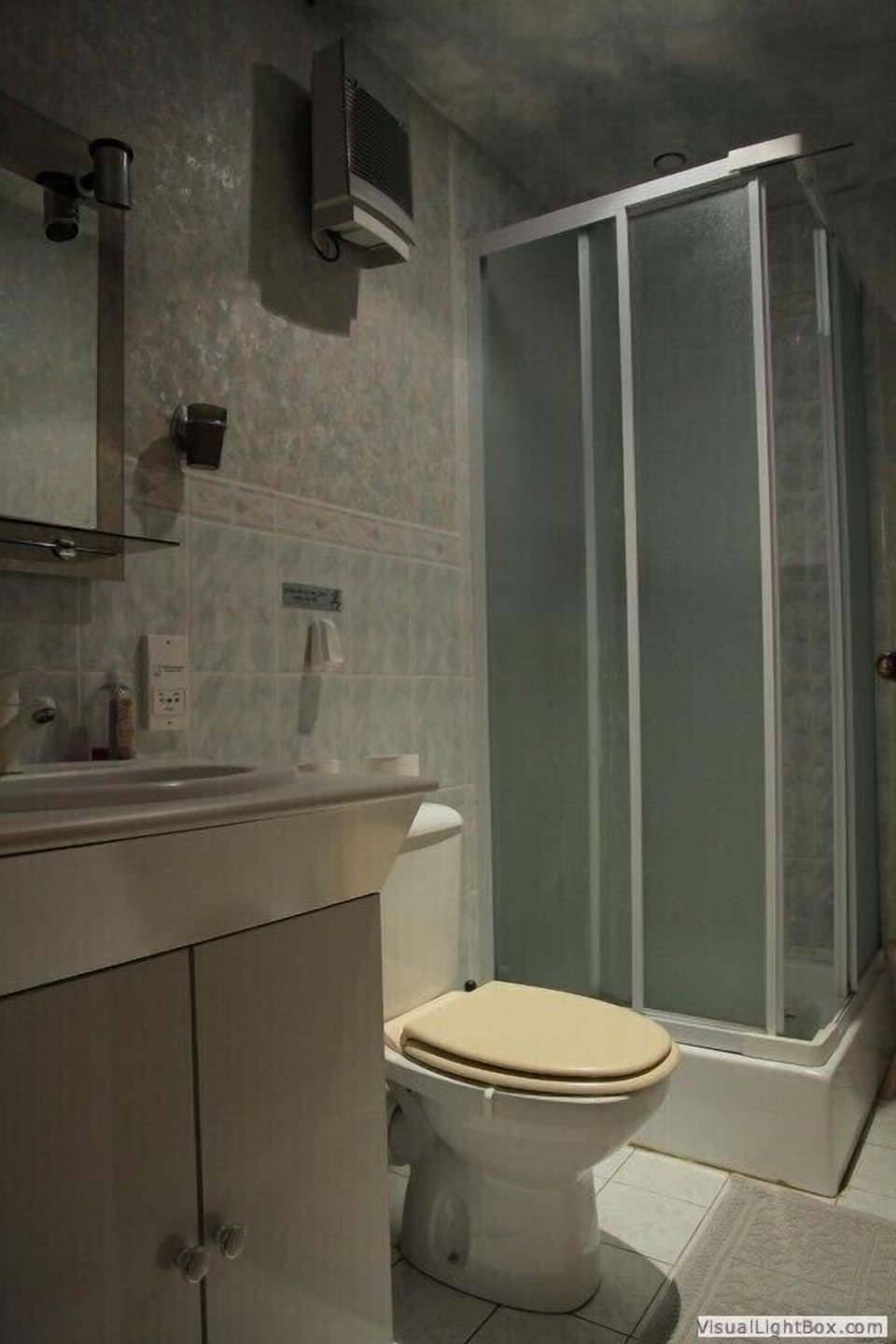 Duplex (Chambre Jaune) | Bathroom | Hair dryer, bathrobes, towels, soap