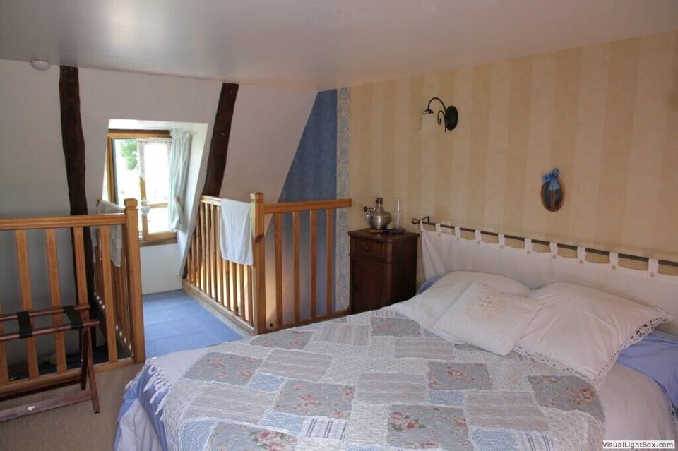 Duplex (Chambre Bleue) | Individually decorated, individually furnished, desk, laptop workspace