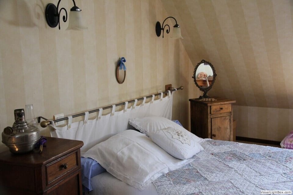 Duplex (Chambre Bleue) | Individually decorated, individually furnished, desk, laptop workspace