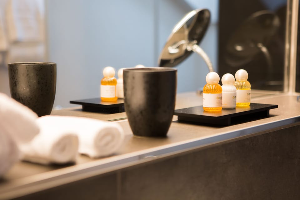 Shower, rainfall showerhead, free toiletries, hair dryer