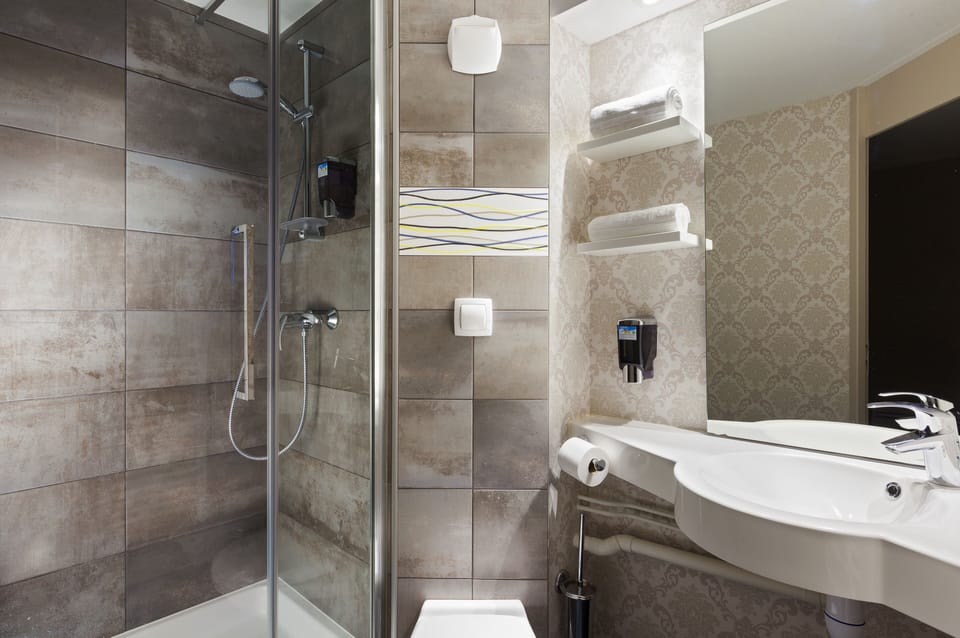 Shower, free toiletries, towels