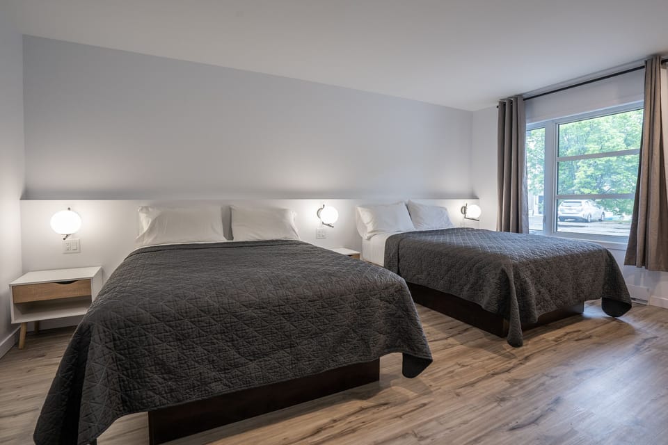Prestige Queen | Blackout drapes, free WiFi, bed sheets