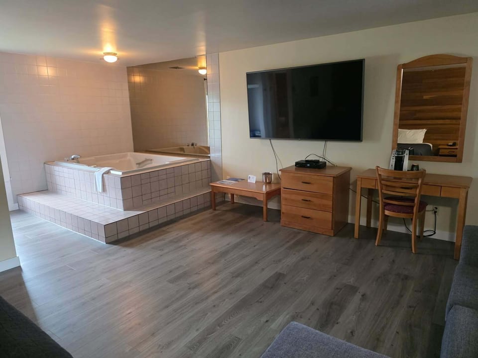 Deluxe Room | Bathroom | Shower, free toiletries, hair dryer, towels