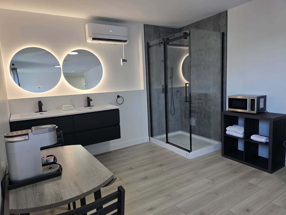 Suite, 1 King Bed | Bathroom | Shower, free toiletries, hair dryer, towels