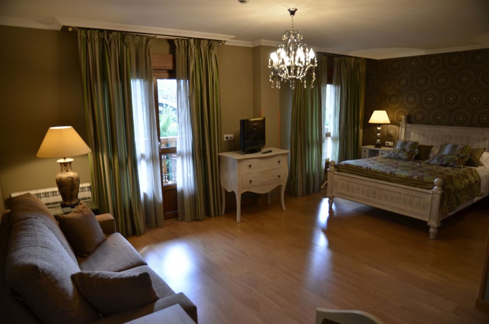 Desk, laptop workspace, free WiFi, bed sheets