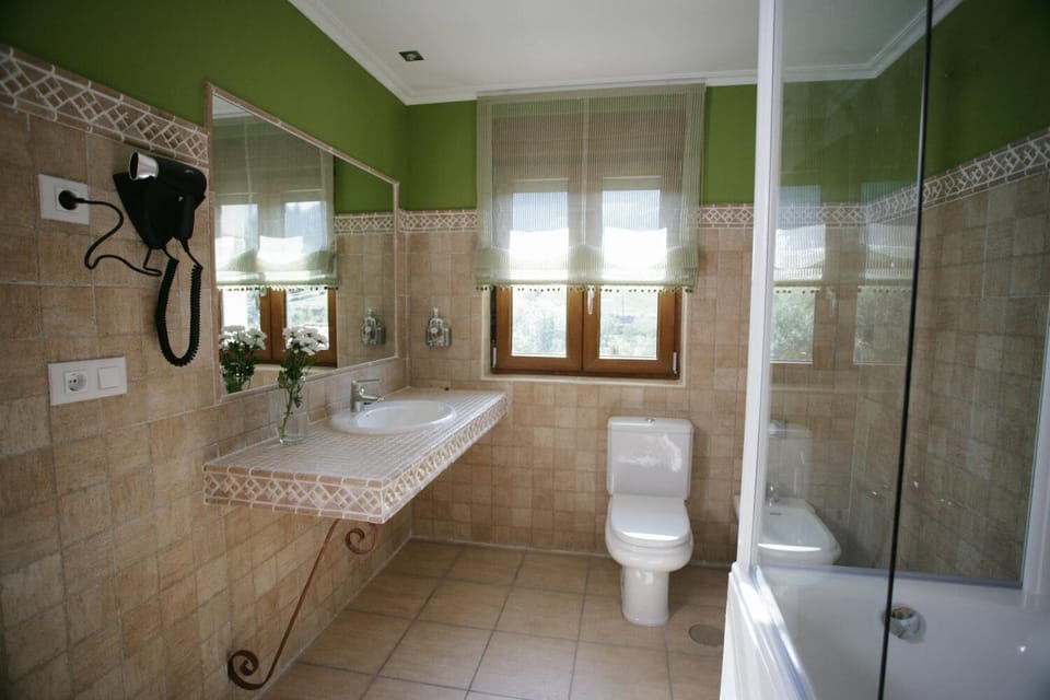 Deep soaking tub, free toiletries, hair dryer, towels