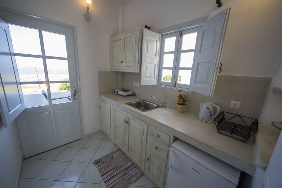 Standard Triple Room | Private kitchenette | Fridge, oven, electric kettle, cookware/dishes/utensils