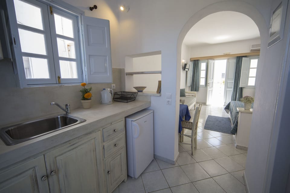 Standard Triple Room | Private kitchenette | Fridge, oven, electric kettle, cookware/dishes/utensils