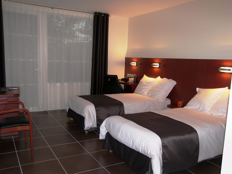 Twin Room | Desk, free cribs/infant beds, free WiFi, bed sheets
