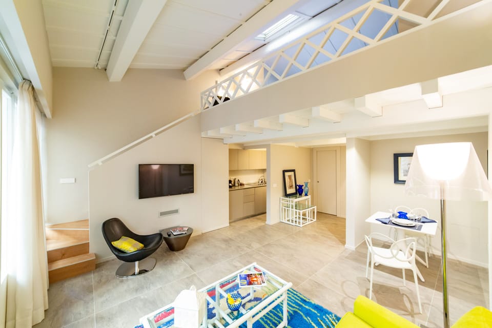 Deluxe Studio | Living room | 45-inch flat-screen TV with digital channels, TV, streaming services