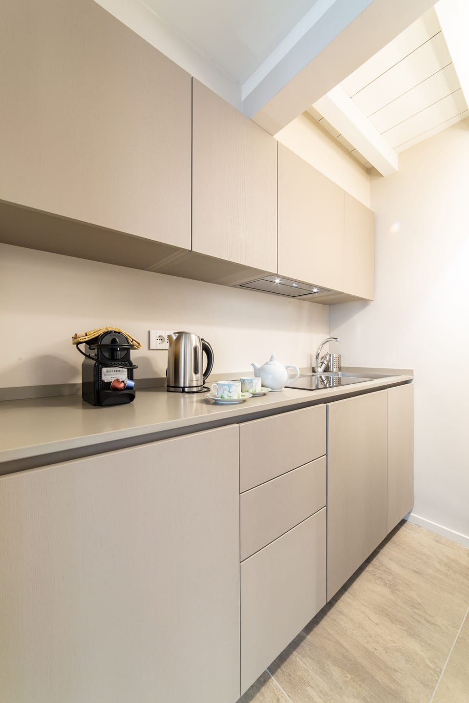Deluxe Studio | Private kitchen | Fridge, microwave, oven, coffee/tea maker