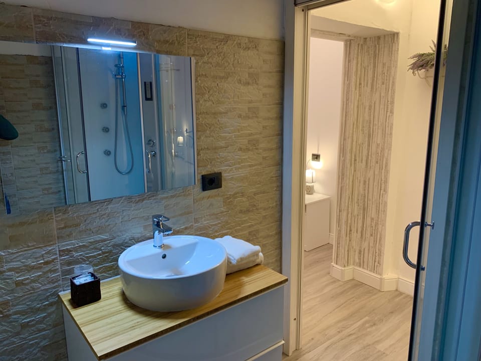 Shower, rainfall showerhead, free toiletries, hair dryer