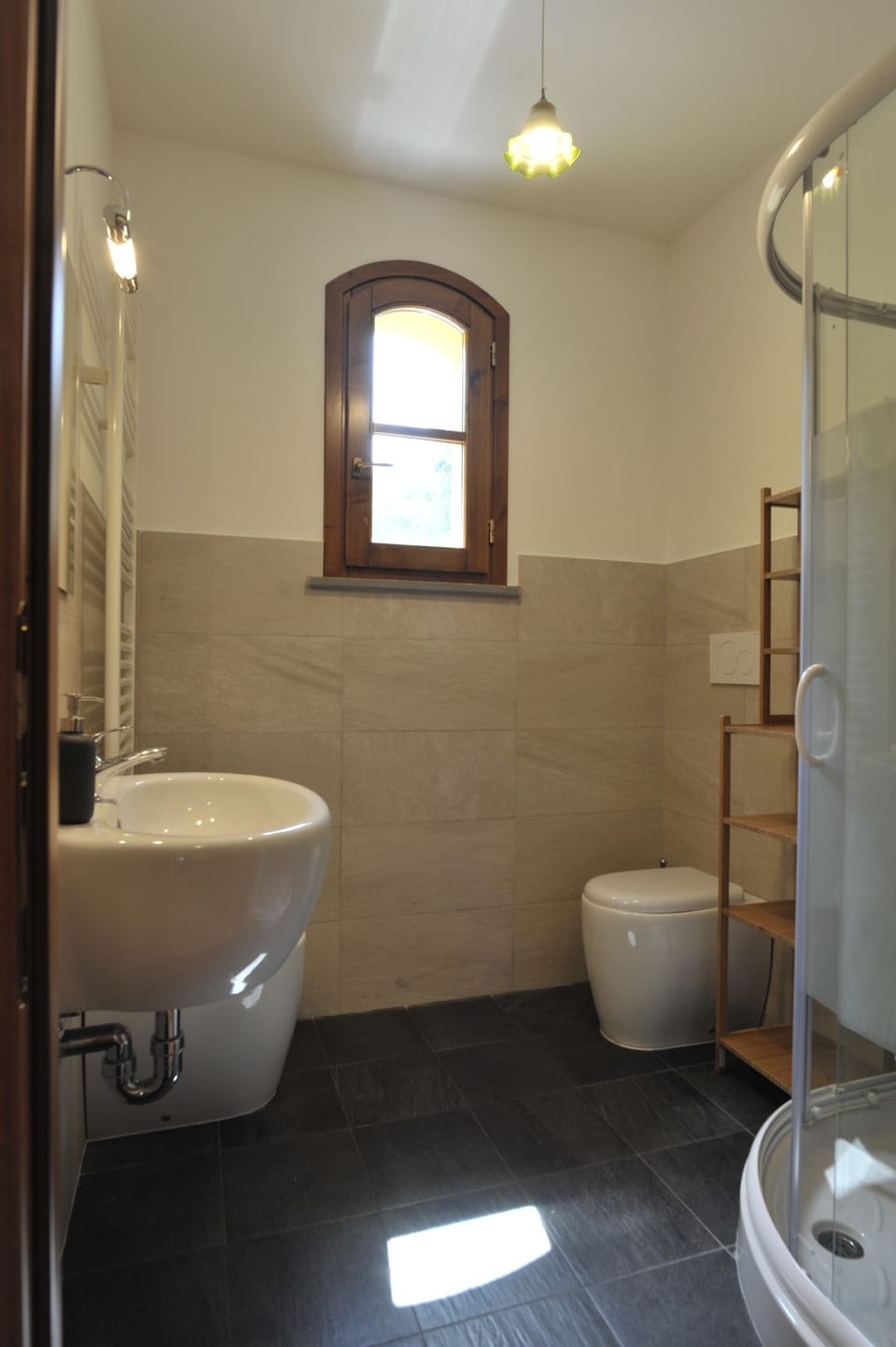 Classic Apartment, Balcony | Bathroom | Shower, hair dryer, bidet, towels