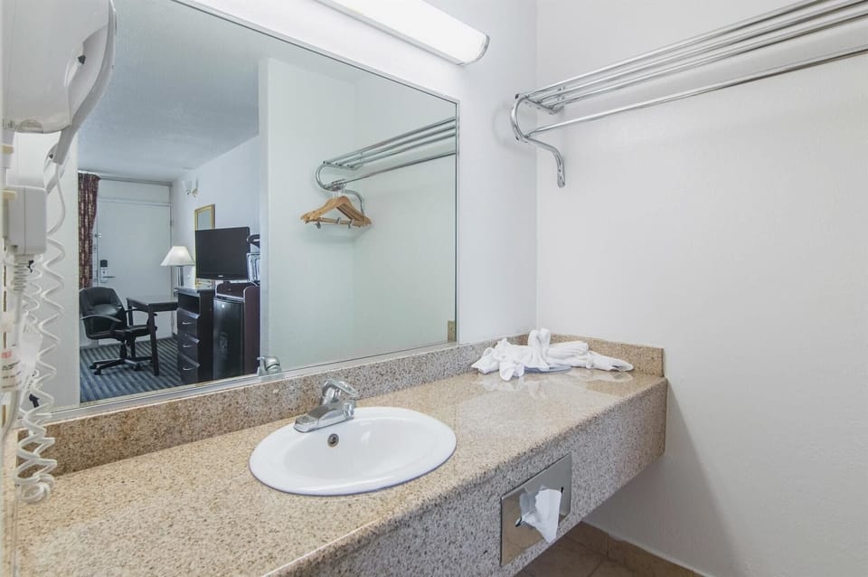 Combined shower/tub, towels