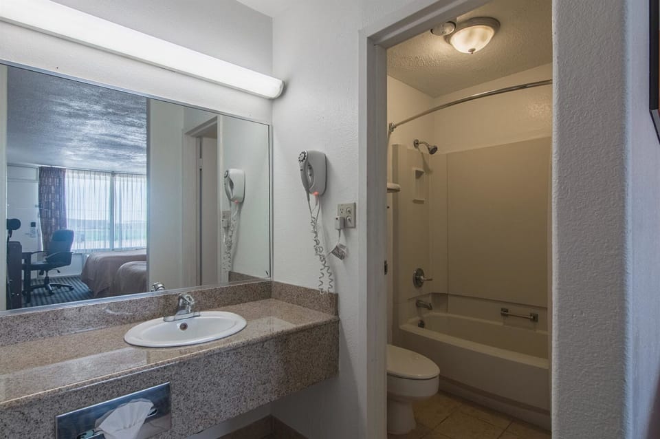 Combined shower/tub, towels