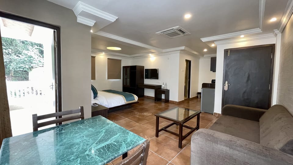 Comfort Studio, 1 King Bed with Sofa bed, Kitchenette, Annex Building | 1 bedroom, pillowtop beds, laptop workspace, blackout drapes