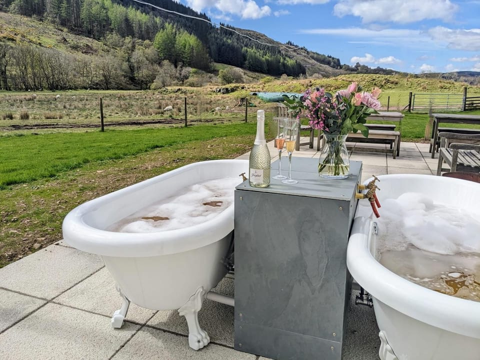 Outdoor spa tub