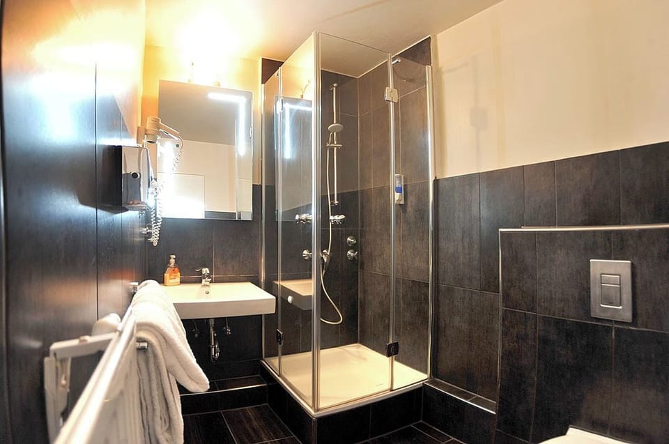Double Room French | Bathroom | Free toiletries, hair dryer, towels