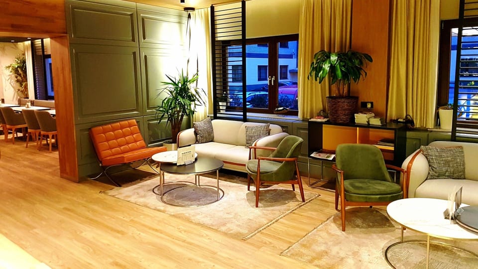 Lobby lounge