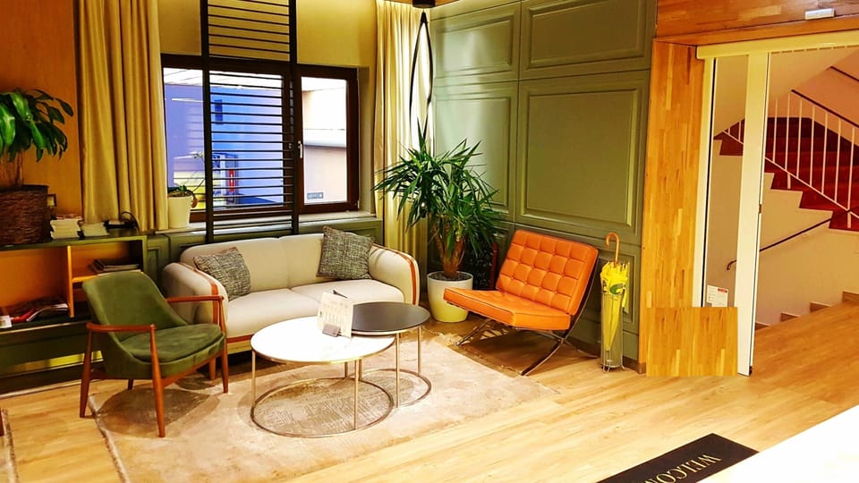 Lobby lounge
