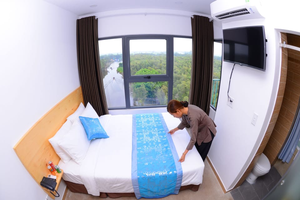 Minibar, blackout drapes, free WiFi, bed sheets