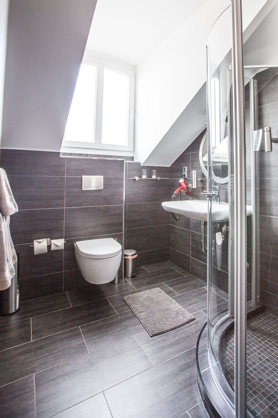 Comfort Apartment, 2 Bedrooms | Bathroom | Shower, free toiletries, towels