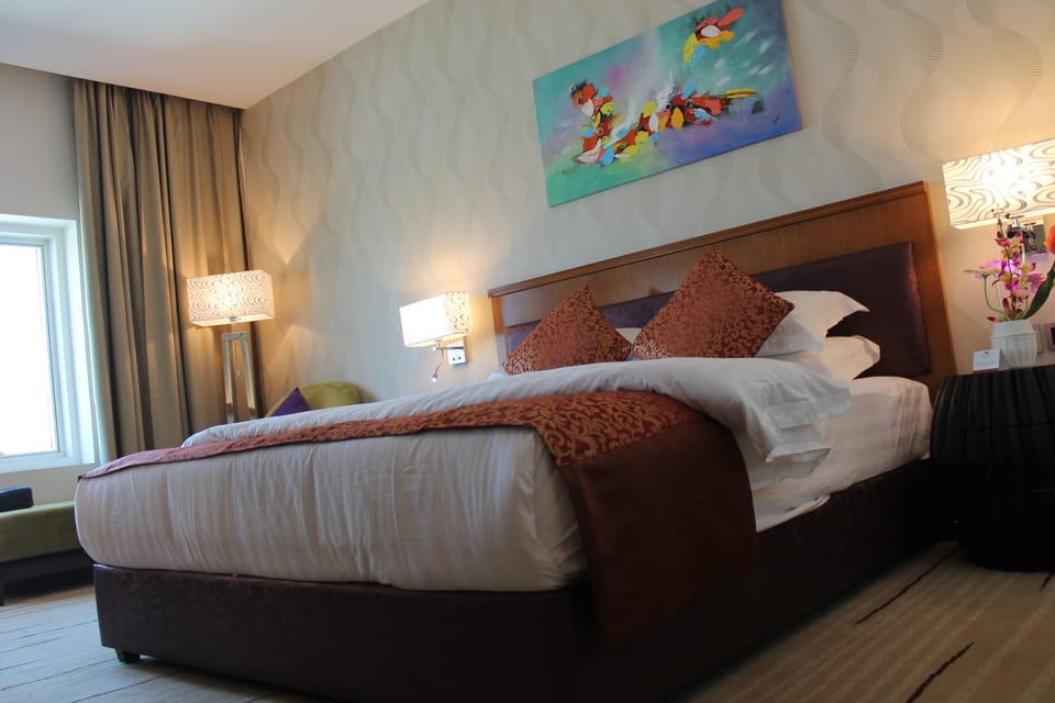 Deluxe Single Room, 1 King Bed | Premium bedding, minibar, in-room safe, desk