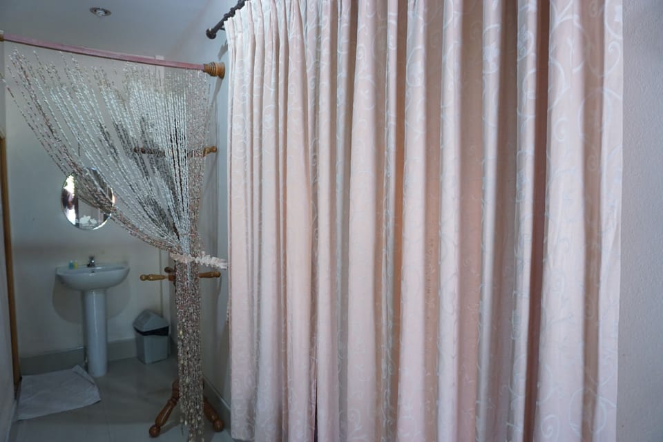Deluxe Room | Bathroom sink