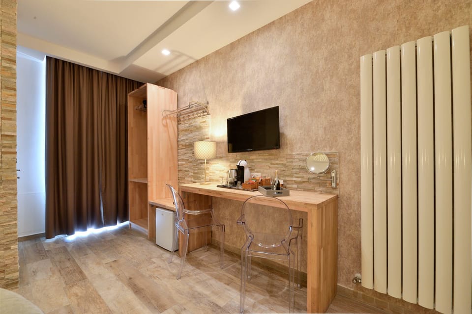 Deluxe Suite | Minibar, desk, soundproofing, free WiFi