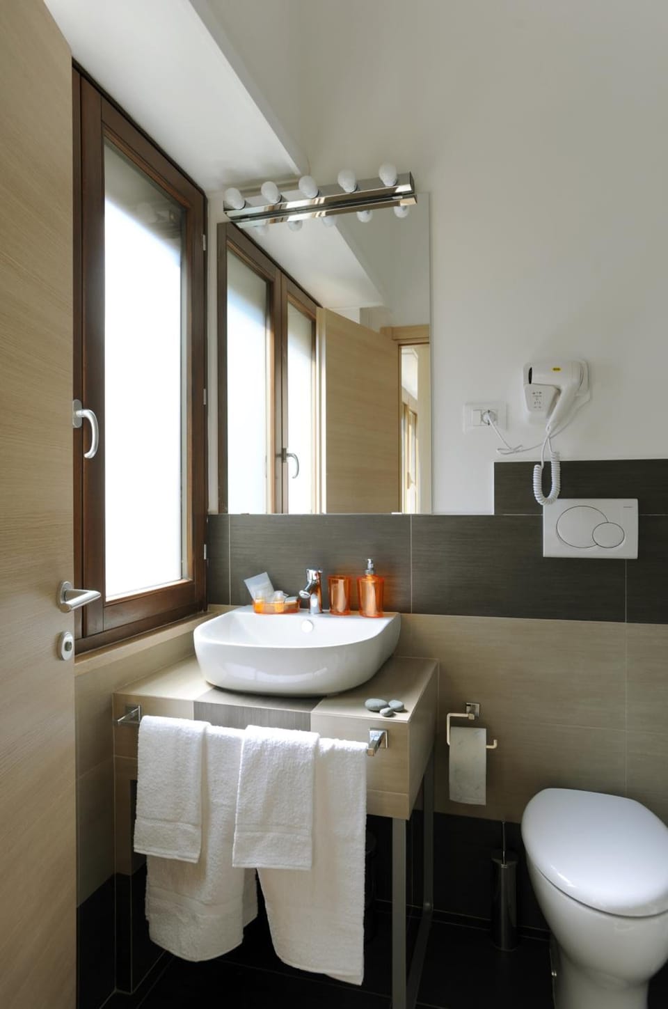 Shower, free toiletries, towels