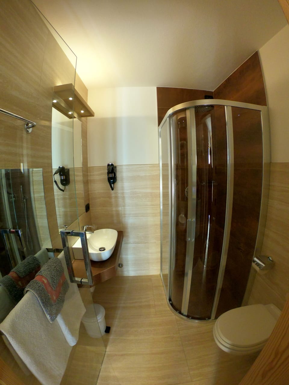 Triple Room, 1 Bedroom, Balcony | Bathroom | Free toiletries, hair dryer, bidet, heated floors