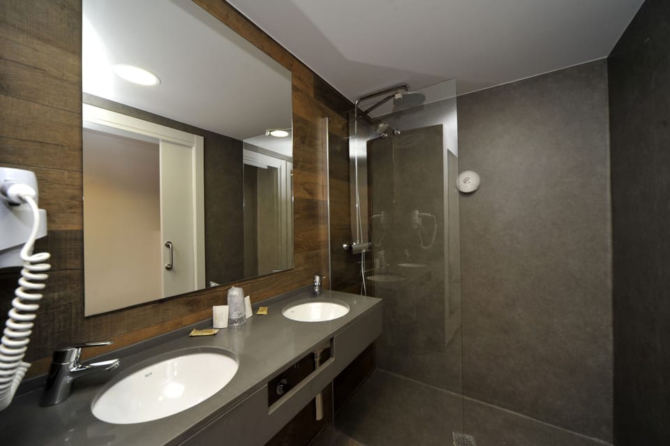 Junior Suite | Desk, blackout drapes, free WiFi, bed sheets