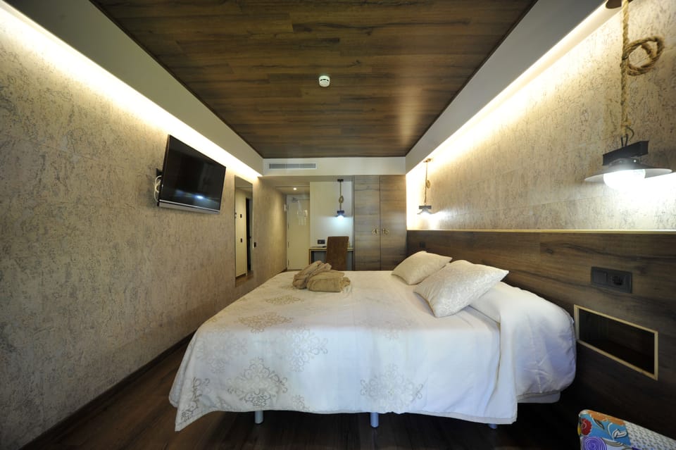 Superior Double Room | Desk, blackout drapes, free WiFi, bed sheets