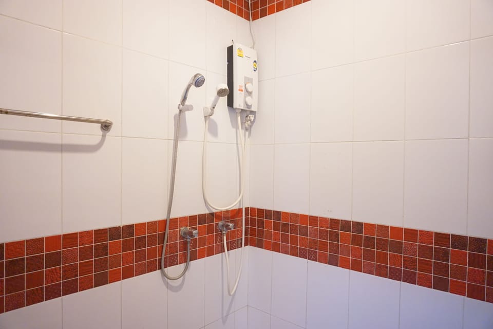 Standard Double Room | Bathroom shower