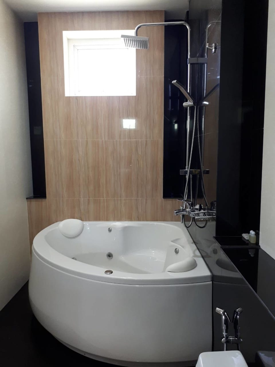 Deep soaking bathtub
