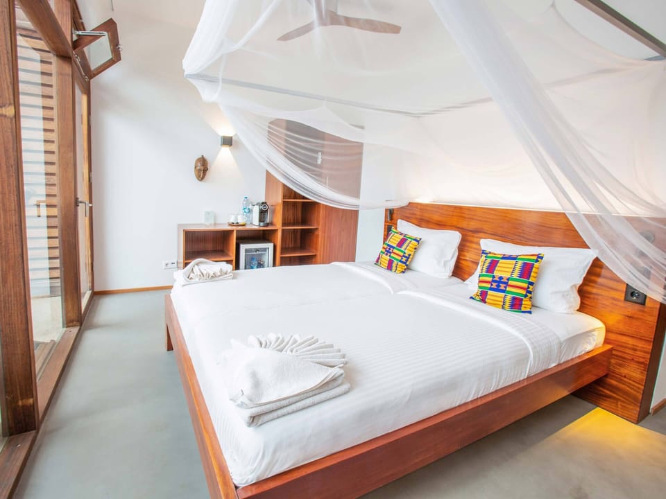 Superior Double Room, Sea View | Minibar, in-room safe, WiFi (free), bed sheets