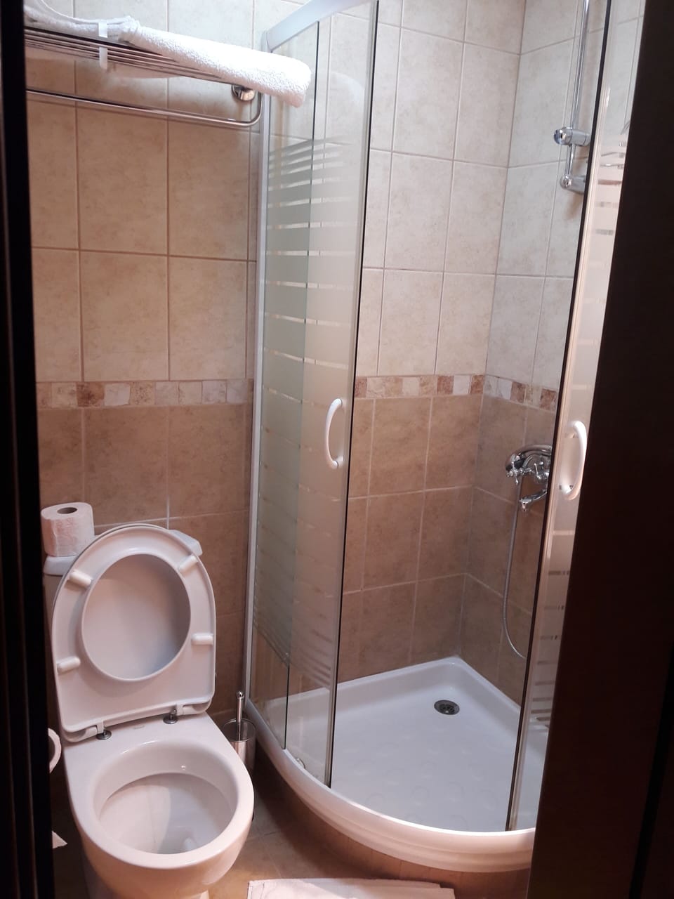 Superior Triple Room, 1 Bedroom, Non Smoking, Lake View | Bathroom | Shower, rainfall showerhead, free toiletries, hair dryer