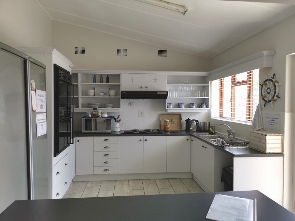 Full-size fridge, microwave, oven, stovetop