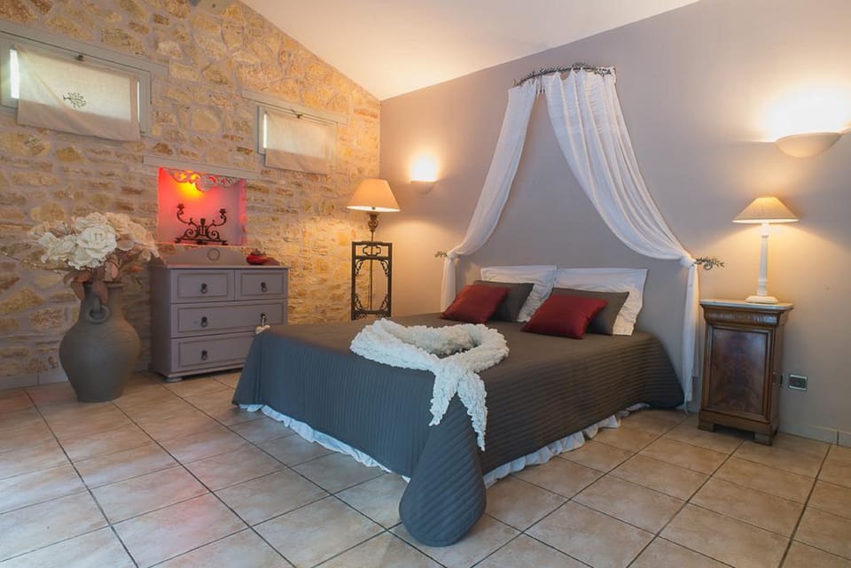 Deluxe Studio (Calanque) | Soundproofing, bed sheets