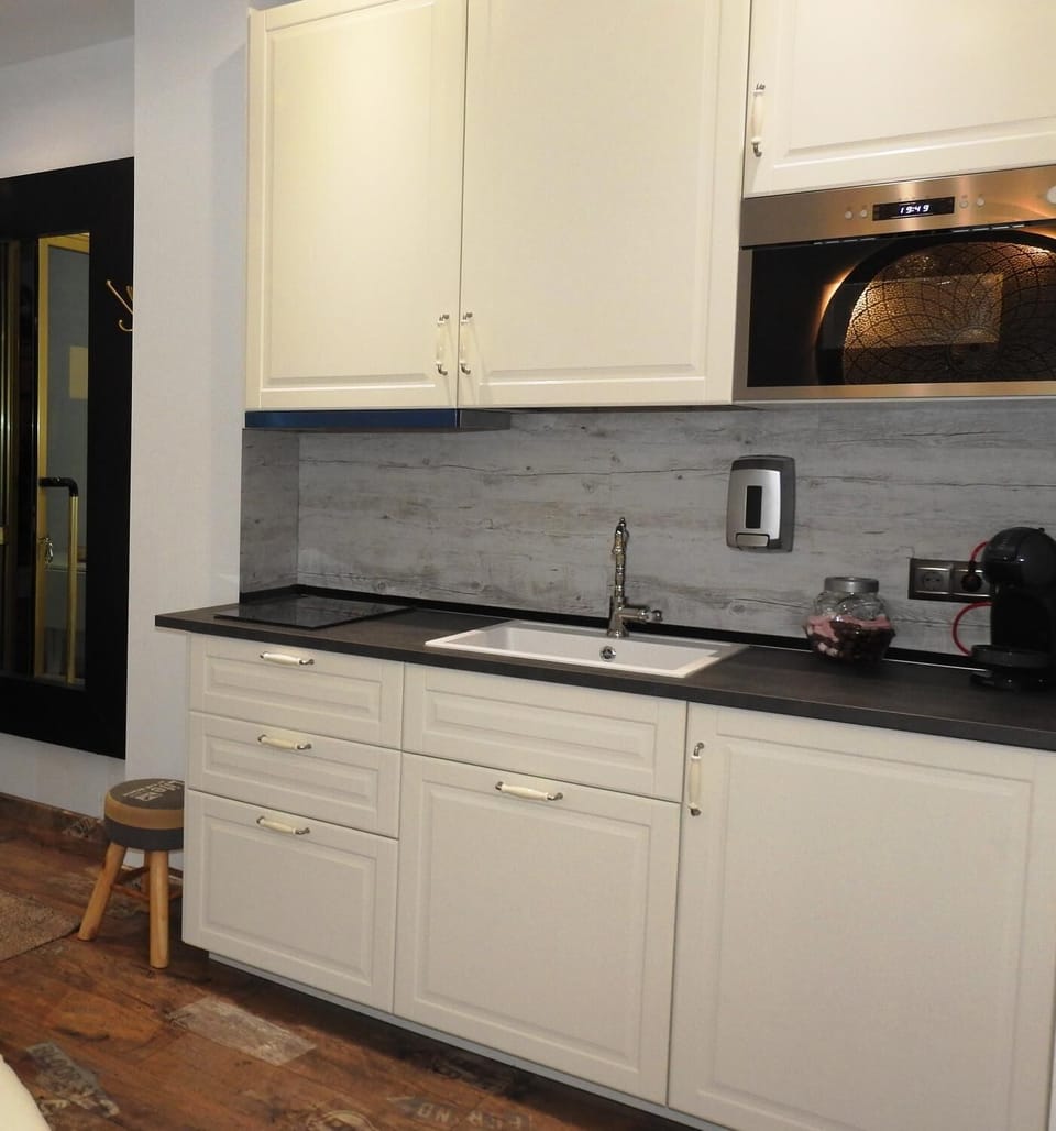 Full-size fridge, microwave, stovetop, coffee/tea maker