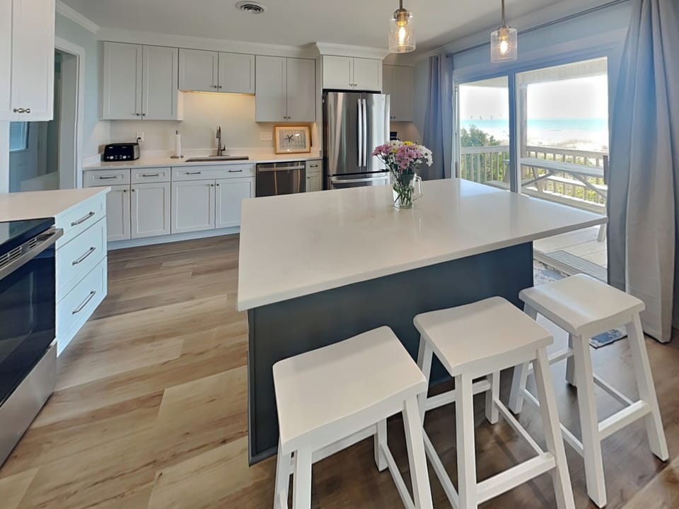 Full Size Kitchen with Breakfast bar