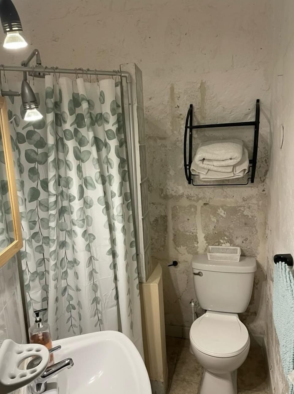 Comfort Triple Room | Bathroom | Shower, rainfall showerhead, free toiletries, hair dryer
