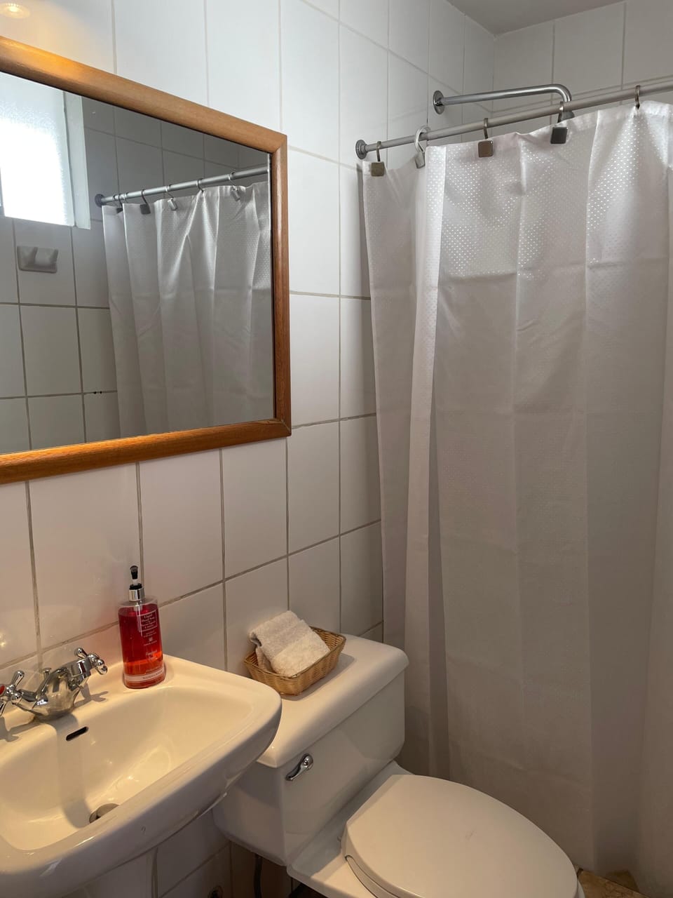 Shower, rainfall showerhead, free toiletries, hair dryer